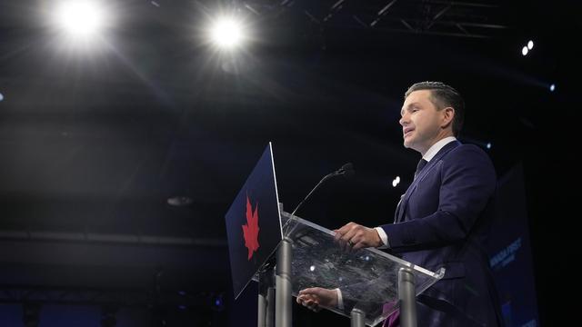 Le chef conservateur Pierre Poilievre s'adresse à ses partisans sur scène.