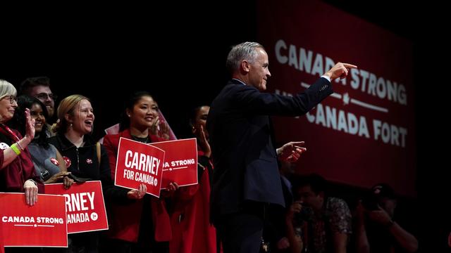 Mark Carney entouré de supporter.