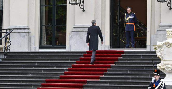 Minister-President Dick Schoof op weg naar de beëdiging van het kabinet Schoof 1 Foto Peter Hilz/ ANP
