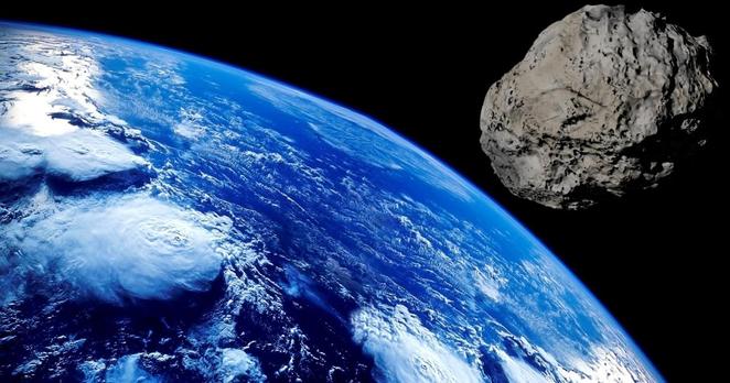 Ein grauer Asteroid über einem Ausschnitt der blauen Erdkugel