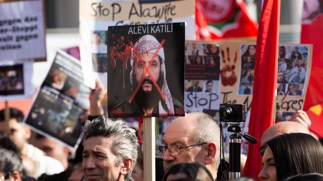 Menschen nehmen am 15. März 2025 an einer großen Demonstration gegen Tötung und Gewalt gegen die alawitische Minderheit in Syrien in Köln teil Menschen nehmen am 15. März 2025 an einer großen Demonstration gegen Tötung und Gewalt gegen die alawitische Minderheit in Syrien in Köln teil