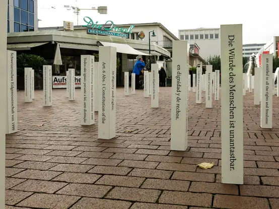 20 Jahre UN-Stadt Bonn am 26. Oktober 2016. Für die mobile Aktion "Die Würde des Menschen" wanderten Zitate aus den Verfassungen der Welt als bewegliche Installation durch das Stadtgebiet.