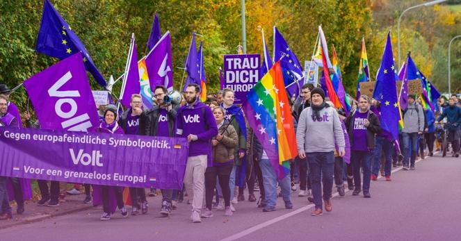 Foto einer Menschenmenge bei den Marches for Open Borders 2025