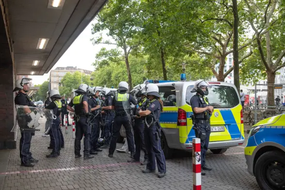 Polizei - Festnahmen nach Massenschlägerei am Hauptbahnhof Düsseldorf - Panorama
