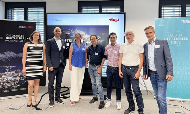 Gruppenbild der Co-Veranstalter:innen und Vortragenden, v.l.: Carina König, Roman Seyyed, Barbara Feneberg, Roberto Viviani, Nilaykumar Patel, Thomas Pellizzari und Roland Fuchs.