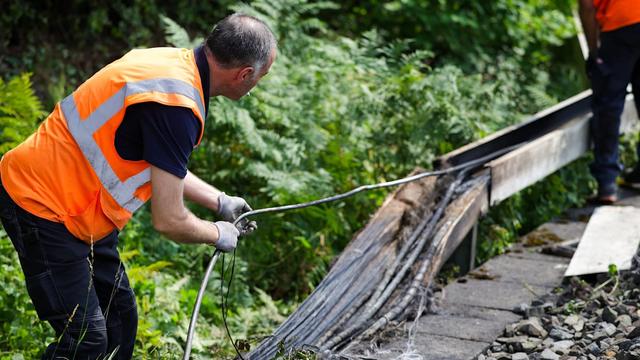 Zwischen Duisburg und Düsseldorf: Bahnstrecke in NRW nach Brand lahmgelegt – Bekennerschreiben auf linker Plattform aufgetaucht