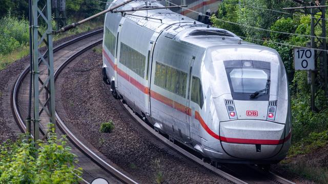 Einer der letzten ICE-Züge fährt vor der Streckensperrung für das neunmonatige Sanierungsprojekt des Eisenbahn-Streckenabschnitts zwischen Berlin und Hamburg auf den Gleisen in der Nähe des Bahnhofs. Einer der letzten ICE-Züge fährt vor der Streckensperrung für das neunmonatige Sanierungsprojekt des Eisenbahn-Streckenabschnitts zwischen Berlin und Hamburg auf den Gleisen in der Nähe des Bahnhofs.