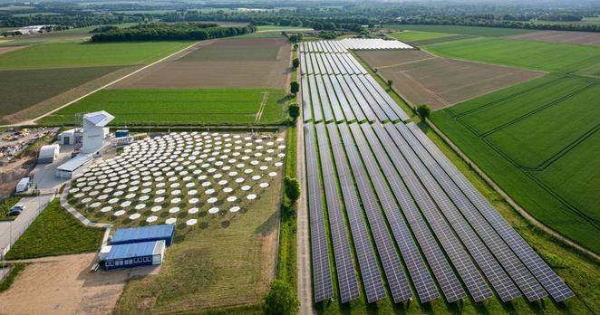 Das Jülicher Firmengelände: ein großflächiger Bereich für Photovoltaik und das Solarthermie-Kraftwerk.