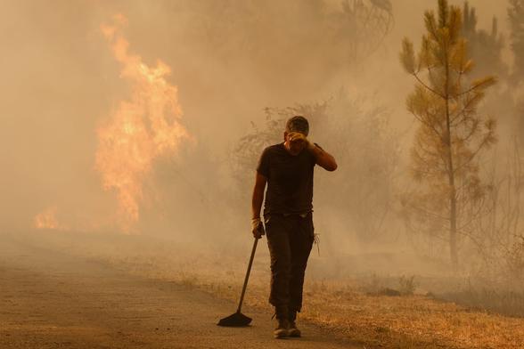 A volunteer fighting the Larouco forest fire in Ourense. | Lalo R. Villar (AP/LaPresse)