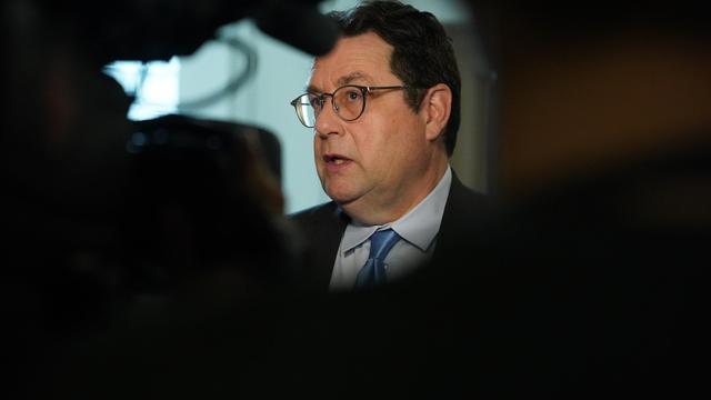 Bernard Drainville parle aux journalistes en mêlée de presse.