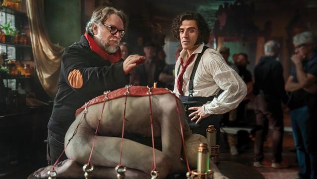 FRANKENSTEIN. - BTS - (L to R) Director Guillermo del Toro and Oscar Issac as Victor Frankenstein on the set of Frankenstein. Cr. Ken Woroner/Netflix © 2025.