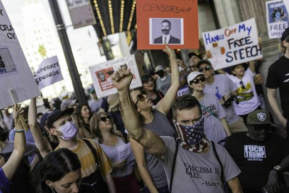 Unterstützer demonstrieren gegen die Absetzung von Jimmy Kimmel, mit erhobener Faust, Plakaten und der Forderung nach Freier Rede stehen sie auf der Straße