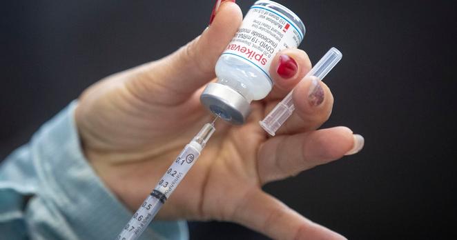 A person draws out Moderna vaccine at St. Lawrence College in Kingston, Ont., on Sunday Jan. 2, 2022. (THE CANADIAN PRESS/Lars Hagberg)