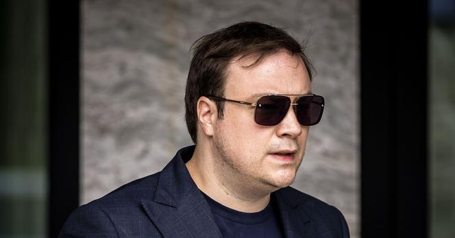 Danny Mekic terwijl hij de rechtbank in Amsterdam verlaat na een zitting in een andere zaak. 