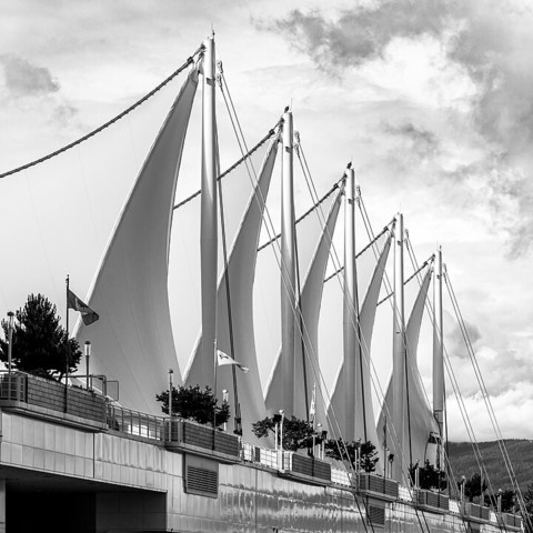 Black & white photograph of a sculpture resembling the masts and sails of a ship