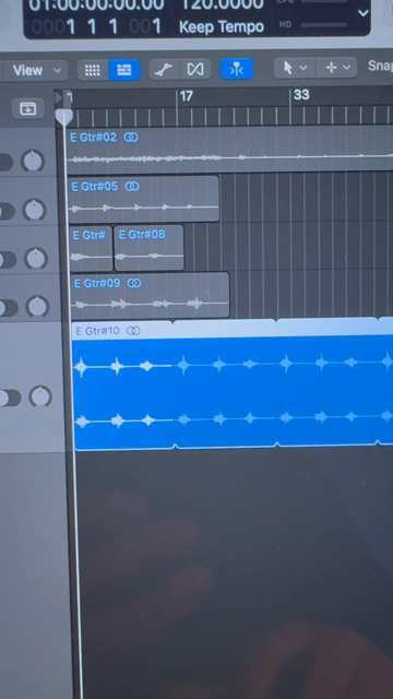 Recording of the logic Pro screen where the behavior of the loop checkbox in the region sub menu is illustrated