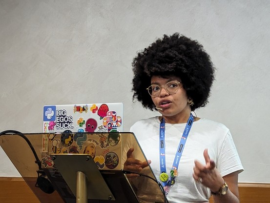 Portrait of Lais during her talk