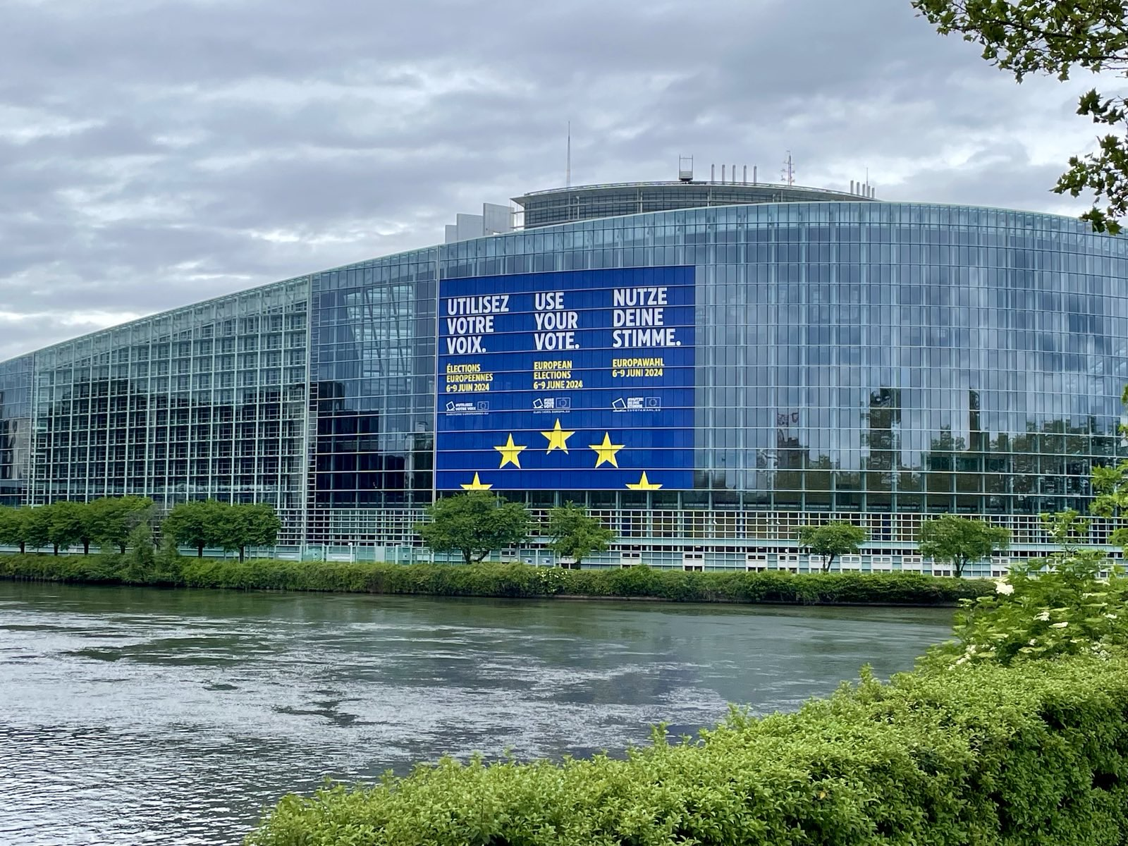 Use your vote in three languages on the European Parliament building in Strasbourg. 