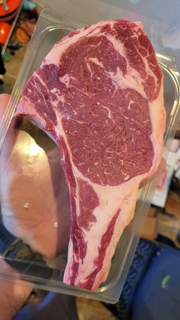 About 1kg of prime beef rib. Out of its packaging and ready to sit in the fridge for the day.