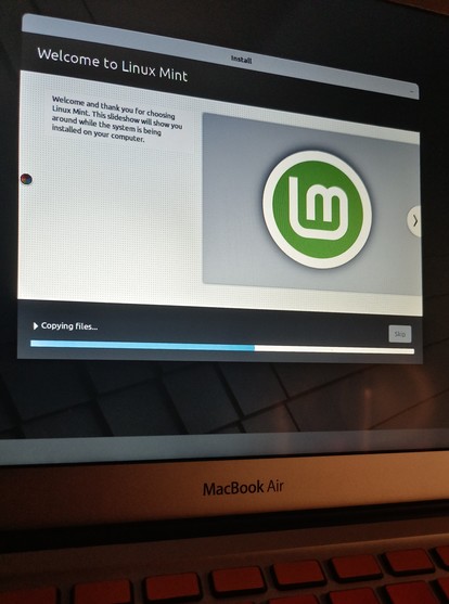 Photo of the Linux Mint installer on a Macbook Air 2012.