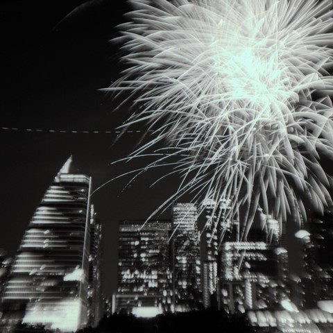 Long exposure black and white photograph of fireworks over downtown Austin, TX.

📷 Agfa Isolette II
🎞️ Ilford FP4 @800iso
🧪 Kodak HC-110