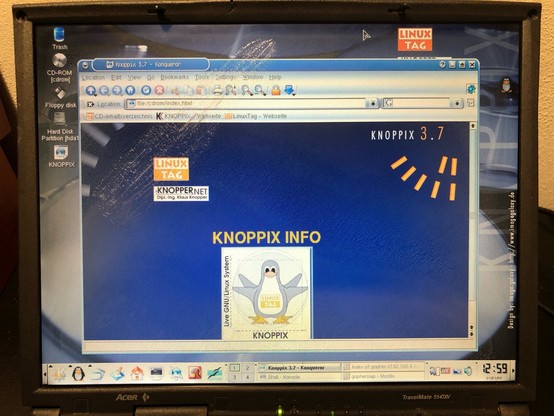 An old laptop’s screen showing an HTML page welcoming users to the Knoppix 3.7 live distro