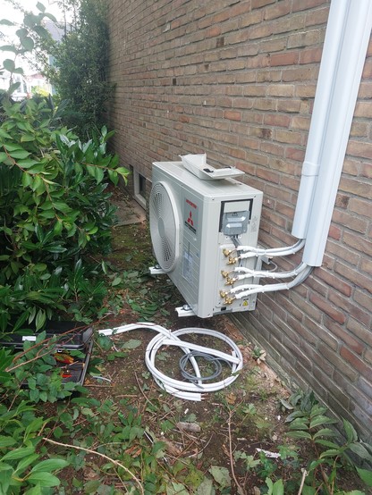 Outside unit of triple slit airconditioner