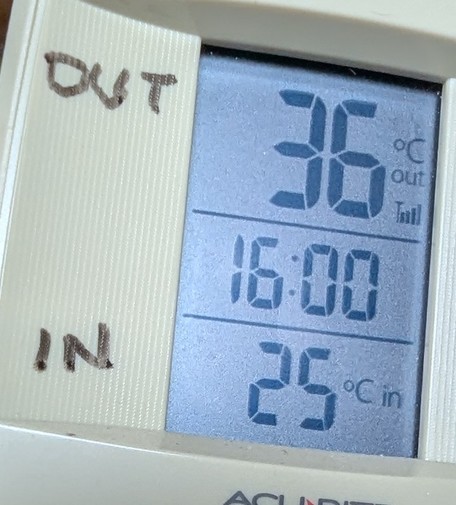 Indoor/Outdoor thermometer 36c outside, 25c inside