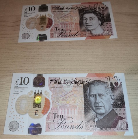 Comparing the old 10 pound note that still has a portrait of Queen Elizabeth II, with the new note that has King Charles III on the front