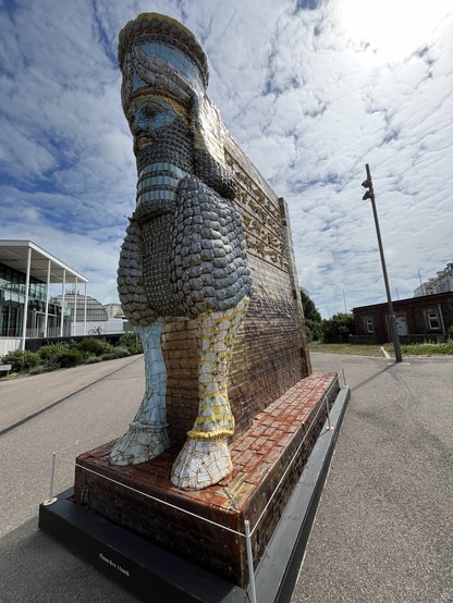 A big beardy lamassu made of old date cans guards the front door, although it’s the wrong way round facing the entrance, instead of facing outwards going “grrrr”.