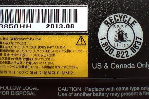 A closeup photo of the old battery sticker with the date 2013.08 on it.