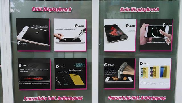 (Fenstereerbung für Handyfolien, viele Panels mit maltraitierten Handys etc. und Handys mit Folie etc)

Kein Displaybruch - Janit

Nano-Überzug wasserdicht und das Anti-Beschmutzen

Härte ist nicht mehr zerbrechlich

360 Grad ultimative explosionssichere Schutzfolie

Nano Technologie - Äußerster Explosionsbeweis

0,15mm

Empfindliches fühlbares Gefühl

Superexplosionsbeweis - Schützen Sie ihr Smartphone mit einer stoßfesten PanzerFolie vor Kratzern, Schmutz, Stößen, Schlägen, Spritzwasser, Stau…