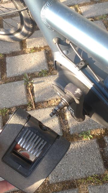 Klappbare Fahrradpedale ist vom Schaft ab, Kugellager ist hin