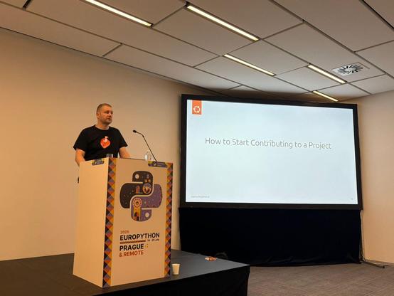 Picture showing Jürgen on stage during the talk.