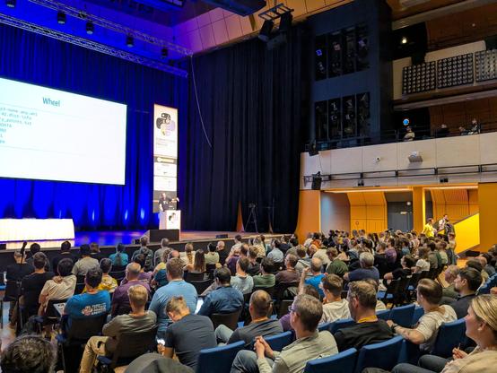 Full house for Brett's keynote.