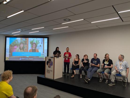 Picture of the panel just before starting the discussion.