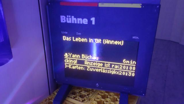 Bus Tafel zeigt den Vortrag an