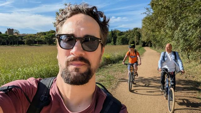 People cycling 