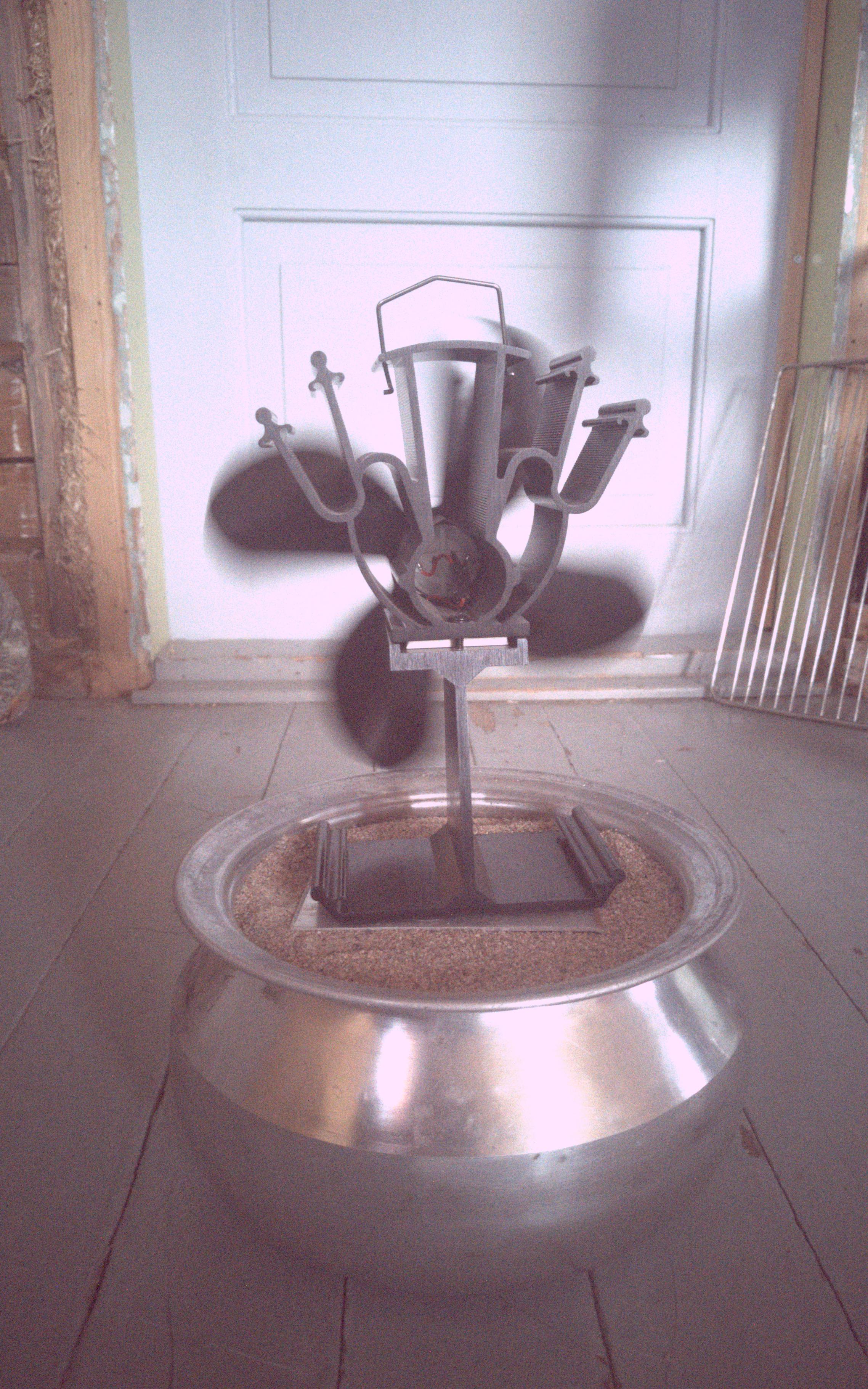 aluminium pot filled with sand, on top a peltier driven ventilator
