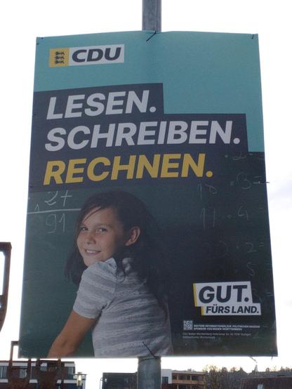 CDU Wahlplakat in Tübingen (Lustnau/Egeria)

LESEN. SCHREIBEN. RECHNEN.

Darunter ein Schulkind an der Tafel.