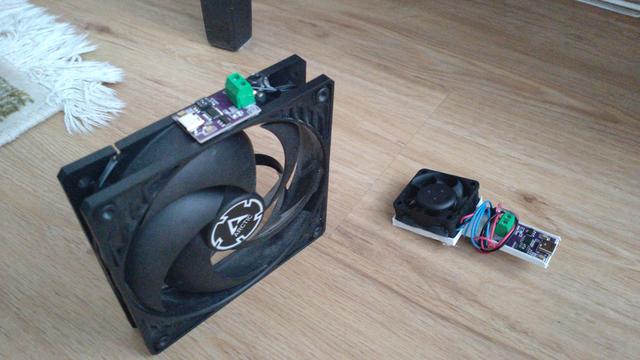 Ein 120mm und ein 40mm Lüfter jeweils mit USB PD trigger board, mit Heißkleber und 3D Druck schnell zusammengeworfen