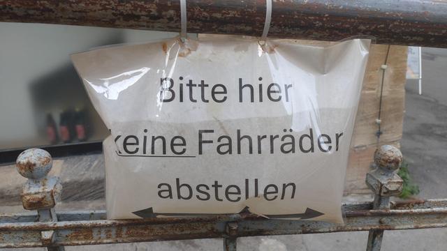 laminiertes "Bitte hier keine Fahrräder abstellen", aber es ist gefüllt mit Wasser wie ein Kissen