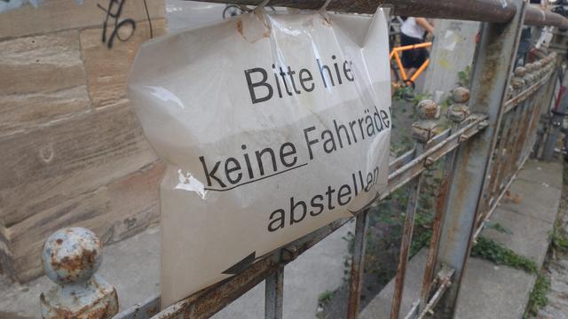 laminiertes "Bitte hier keine Fahrräder abstellen", aber es ist gefüllt mit Wasser wie ein Kissen