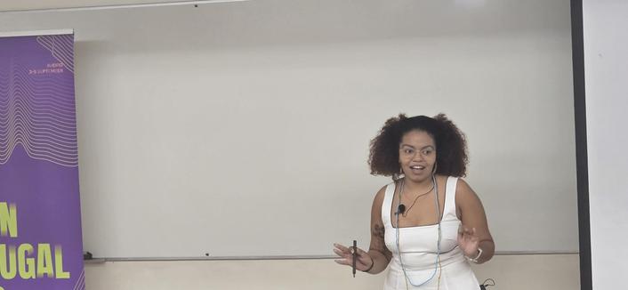 Laís on PyCon Portugal stage